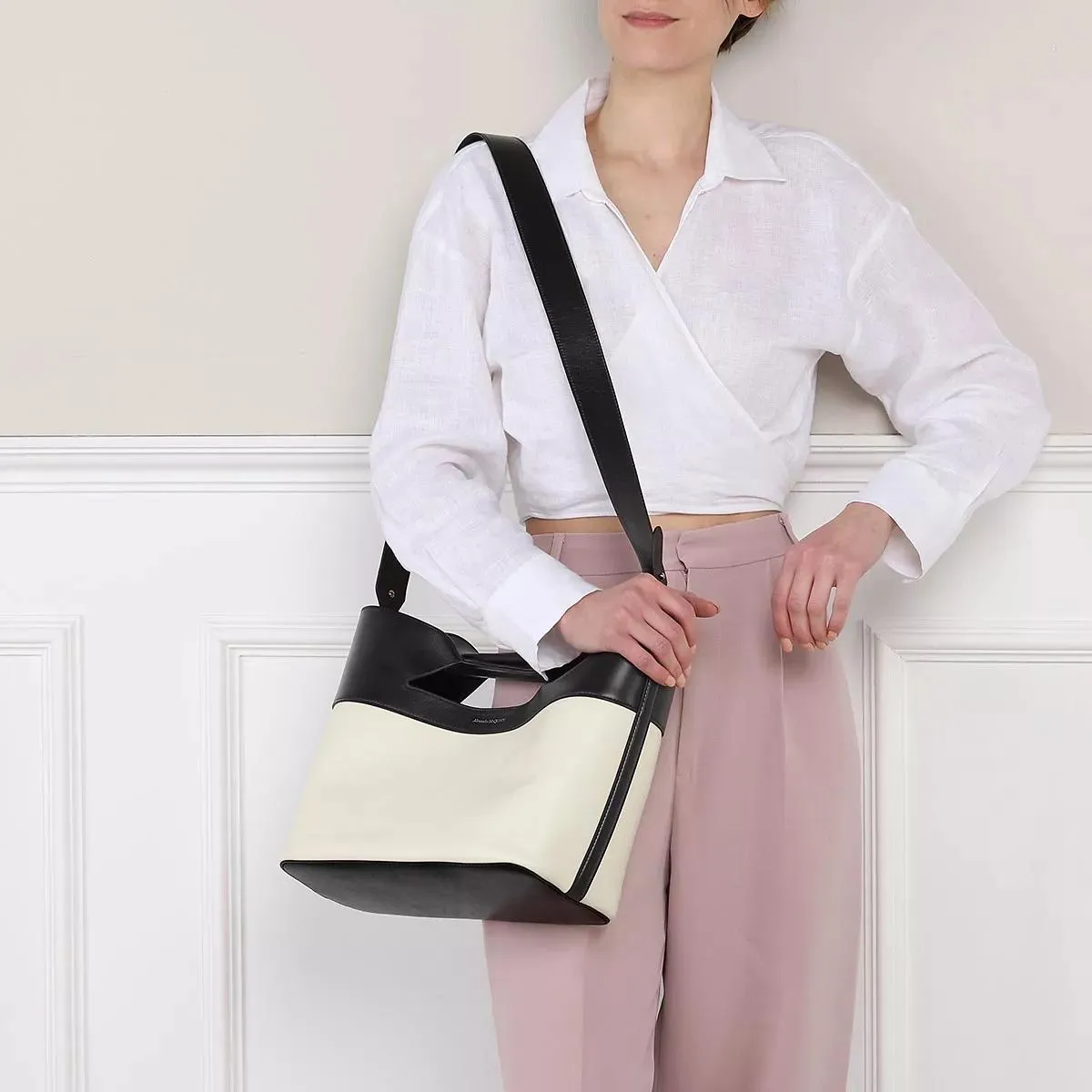   Alexander McQueen  The Bow Leather Bag White / Black  Tote 