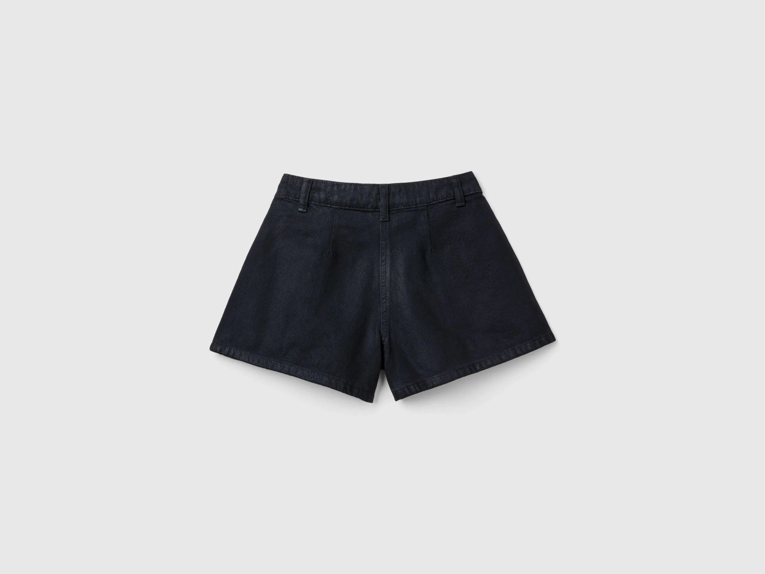 Shorts aus beschichtetem Jeans
