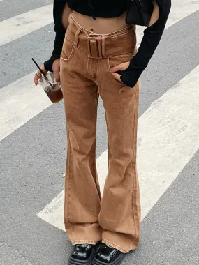 Vintage braune Flare-Jeans mit hohem Bund und Gürtel